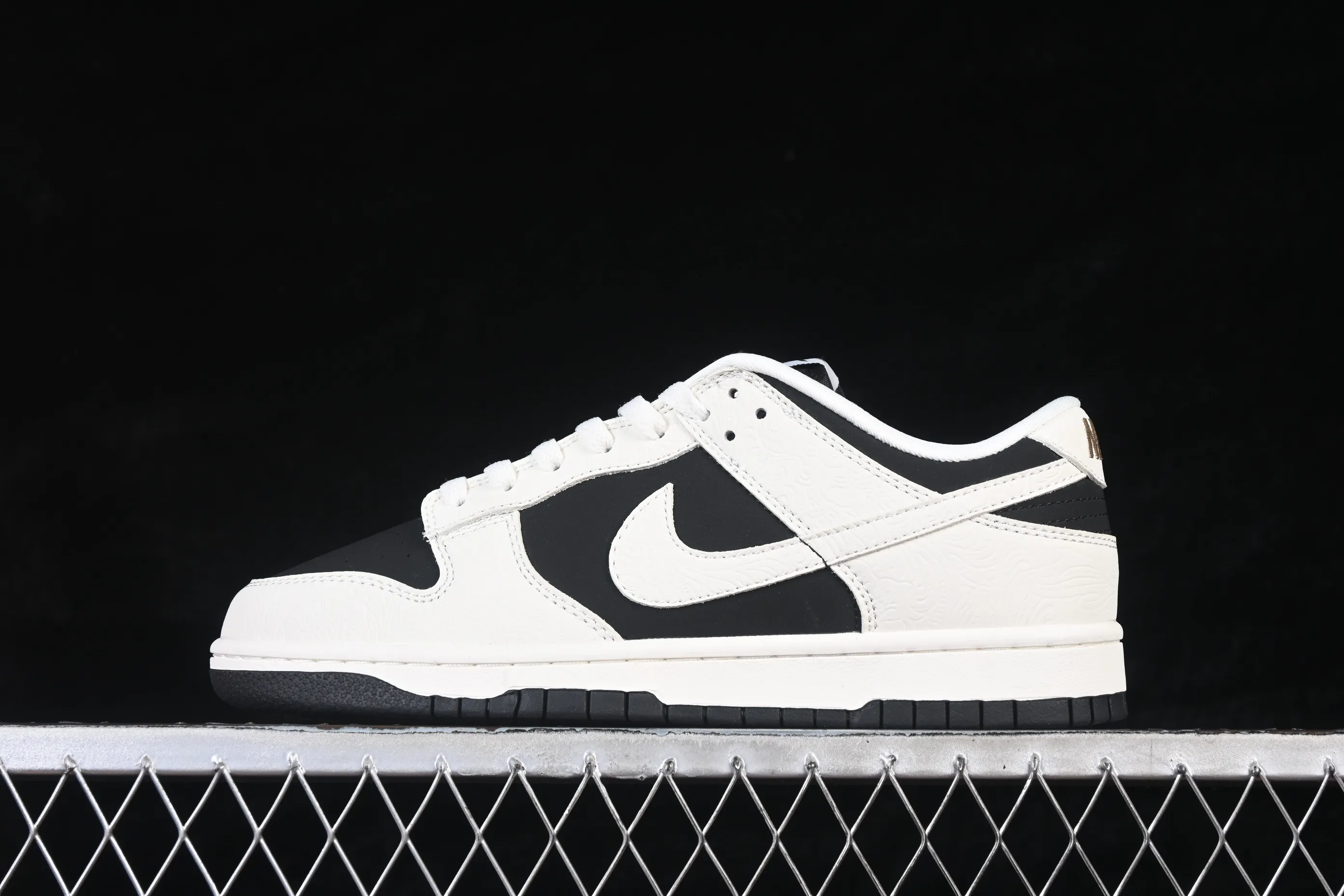 All categories Nk SB Dunk Series Nk SB Dunk Low High-end customized low-top sneakers Nike SB Dunk Low Year of the Horse limited low-top casual sneakers IF3944-001